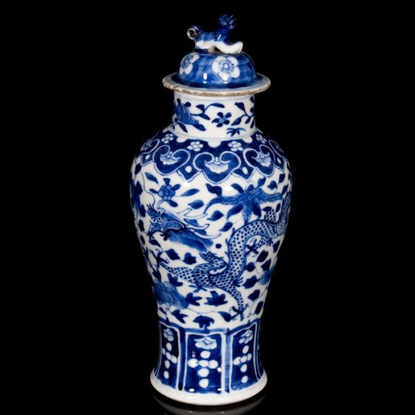 Blau-weiße wirbelnde Drachenvase - Porzellan - China - Ende des 19. Jahrhunderts